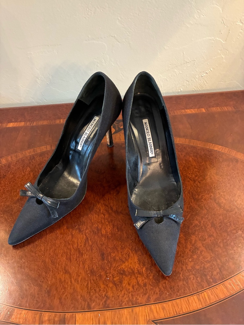 Manolo Blahnik Black Pointed Toe Bow Stiletto Pumps